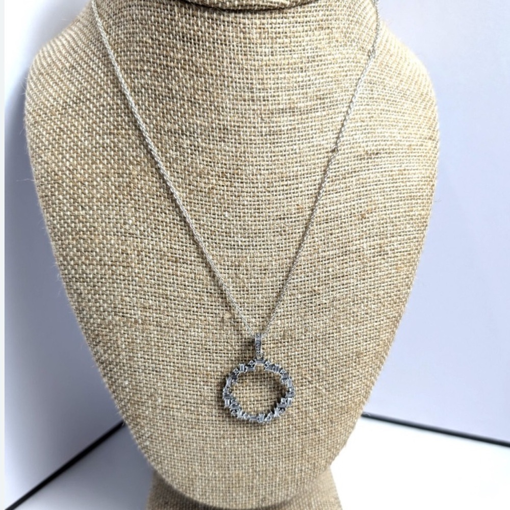 Elegant Silver Pendant Necklace